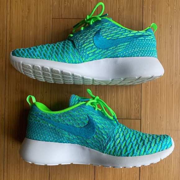 Nike Women’s Roshe One Flyknit Size 8 - Picture 2 of 7